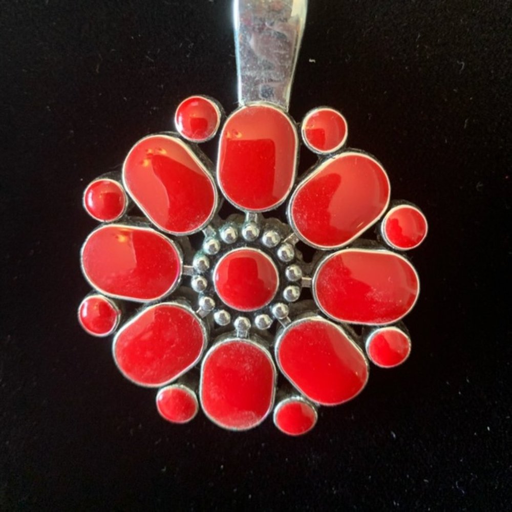 Magnetic pendent